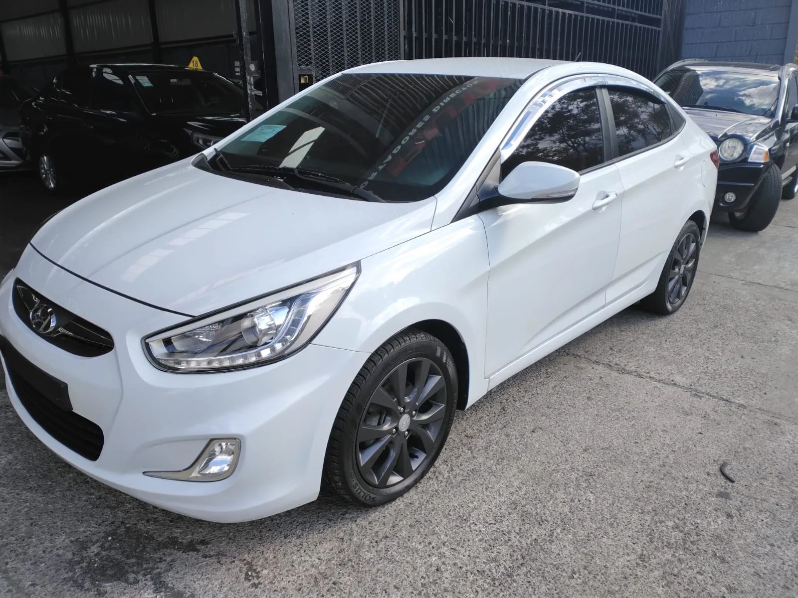 Hyundai Accent - Image 2