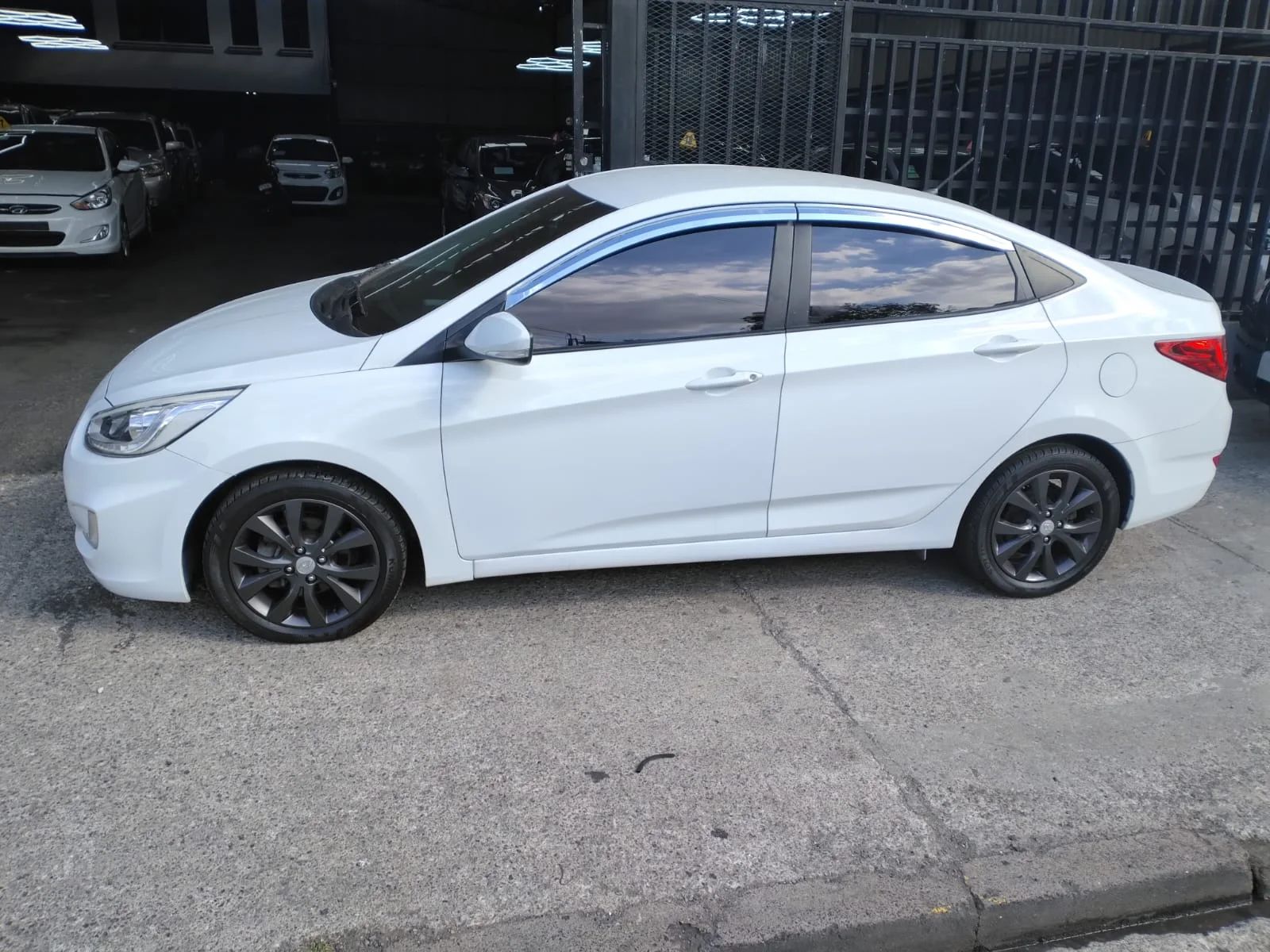 Hyundai Accent - Image 3