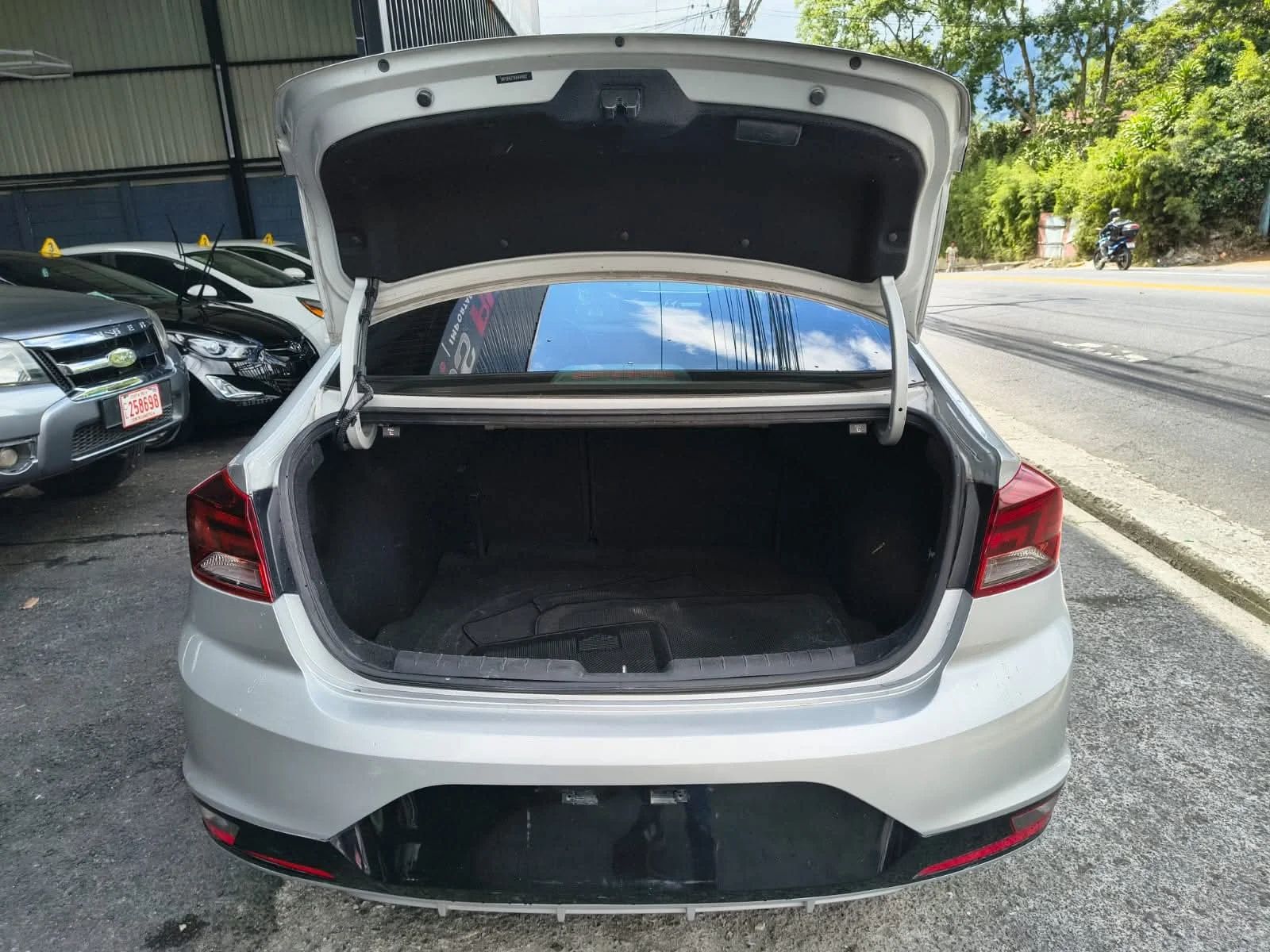 Hyundai Elantra - Image 9