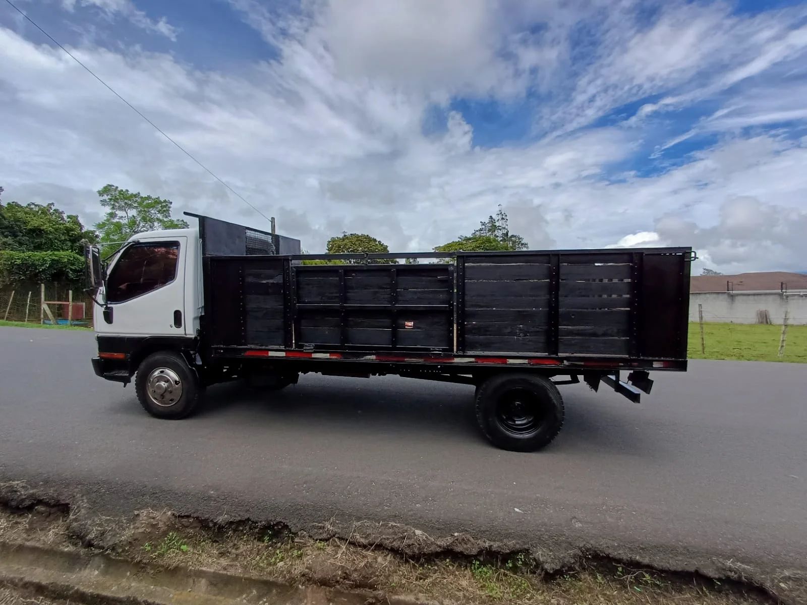 Mitsubishi Fuso Camioncito - Image 2