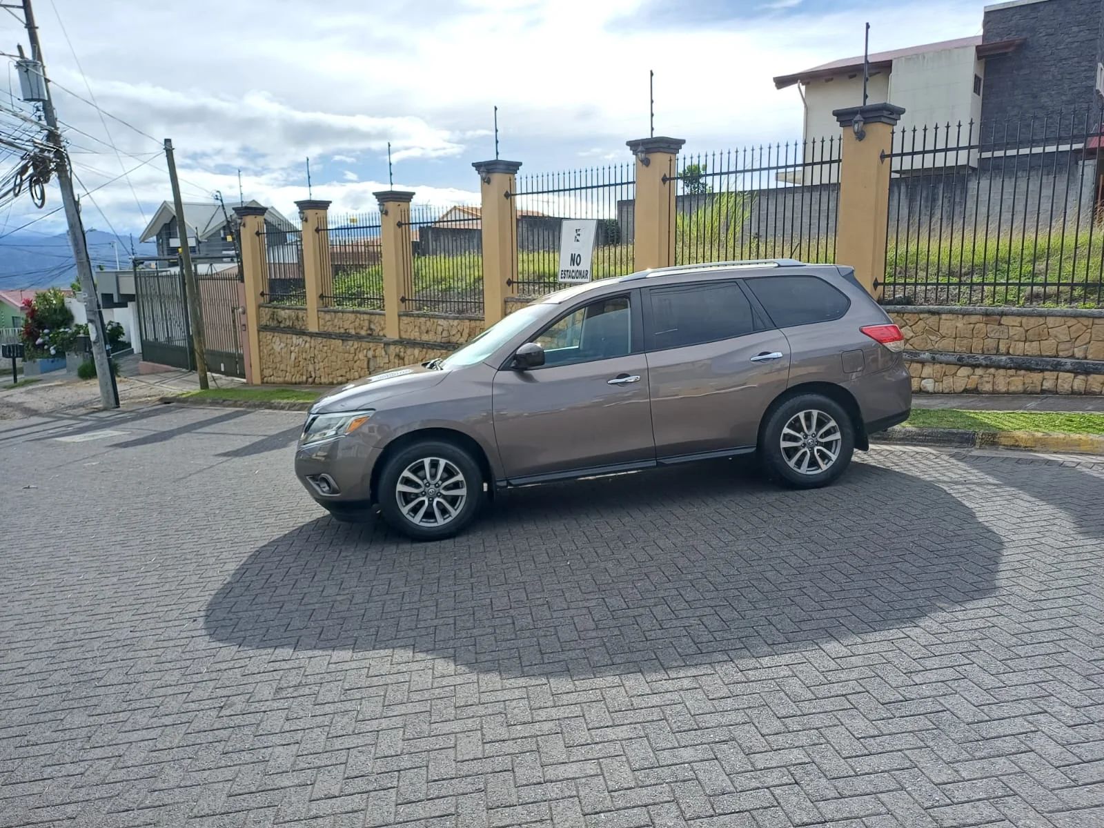 Nissan Pathfinder - Image 1