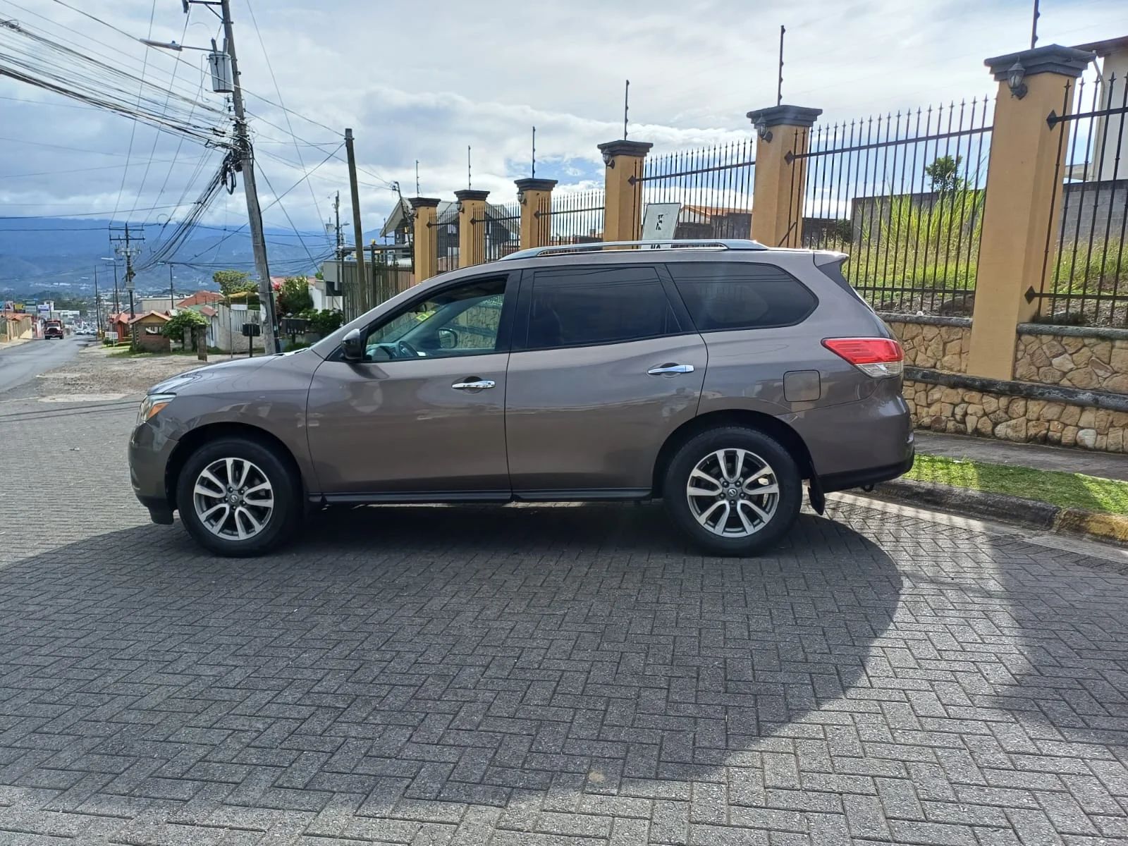 Nissan Pathfinder - Image 4