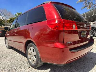 Toyota Sienna - Image 3