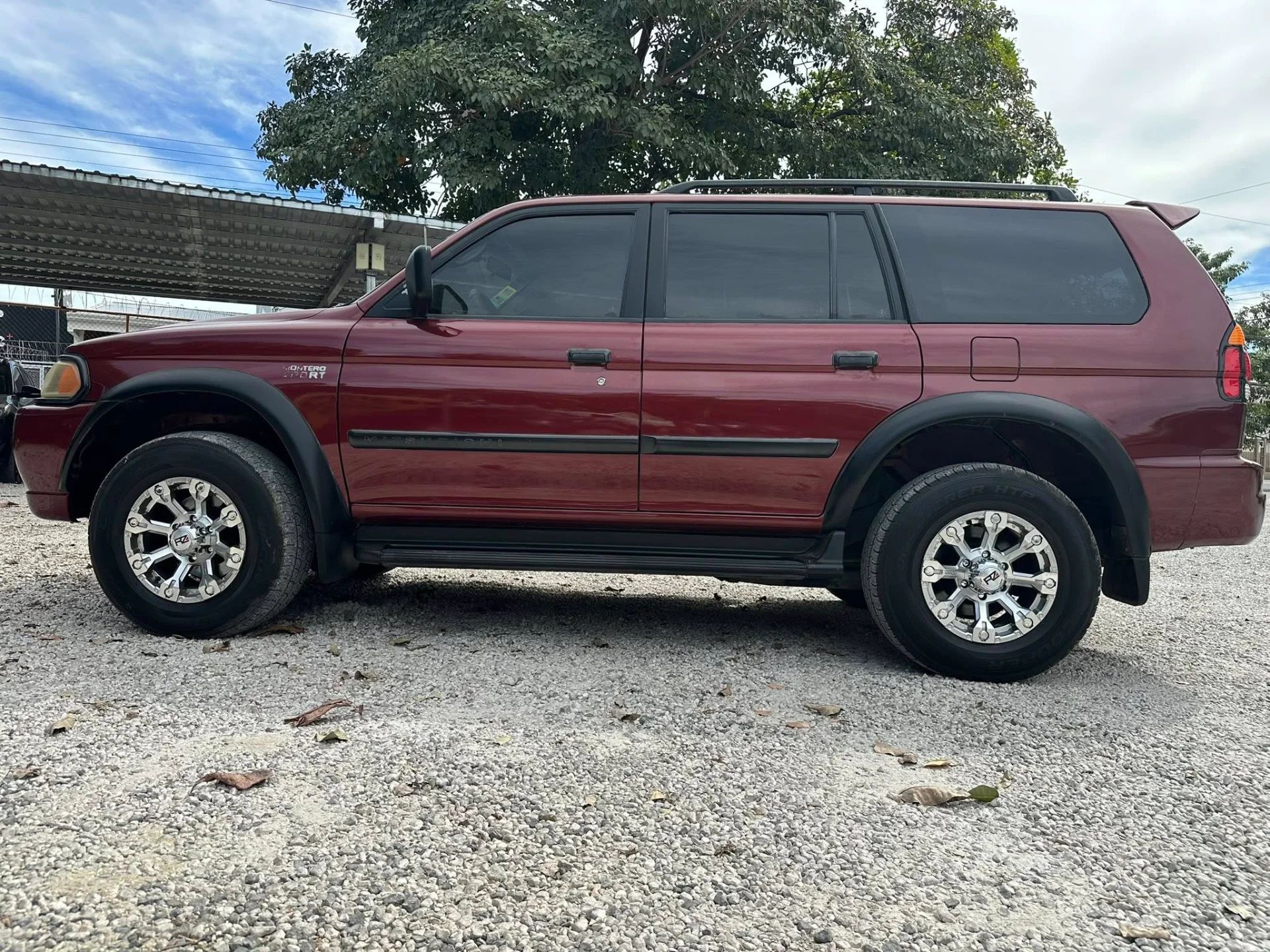 Mitsubishi Montero Sport - Image 8