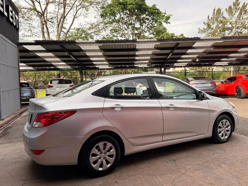 Hyundai Accent - Image 4