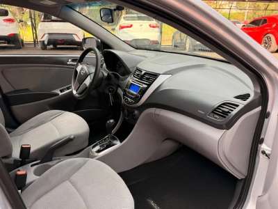 Hyundai Accent - Image 9