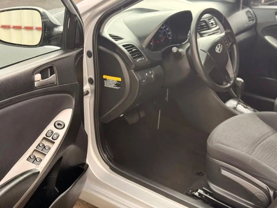 Hyundai Accent HB - Image 11
