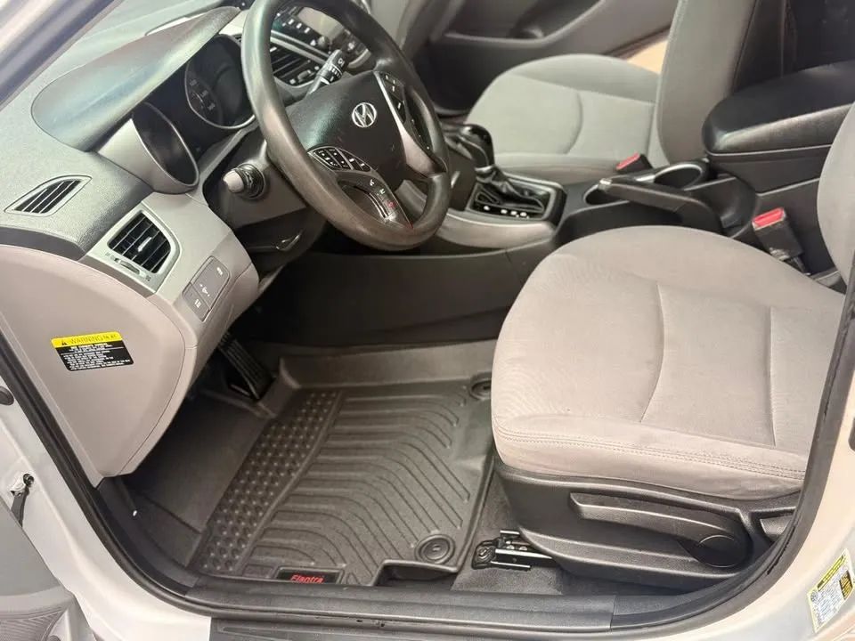 Hyundai Elantra - Image 7