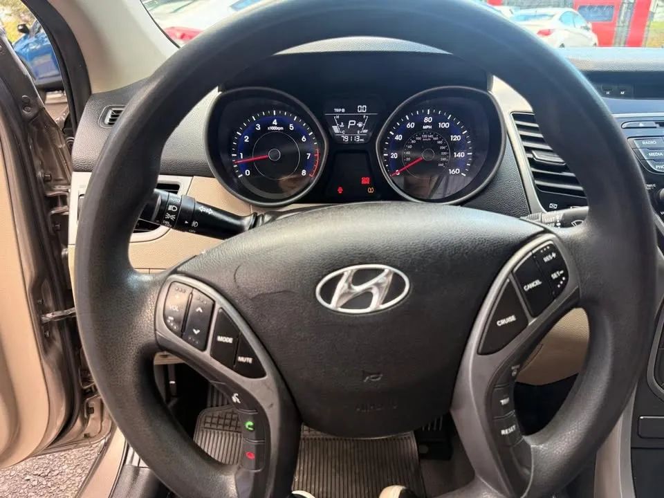Hyundai Elantra - Image 10