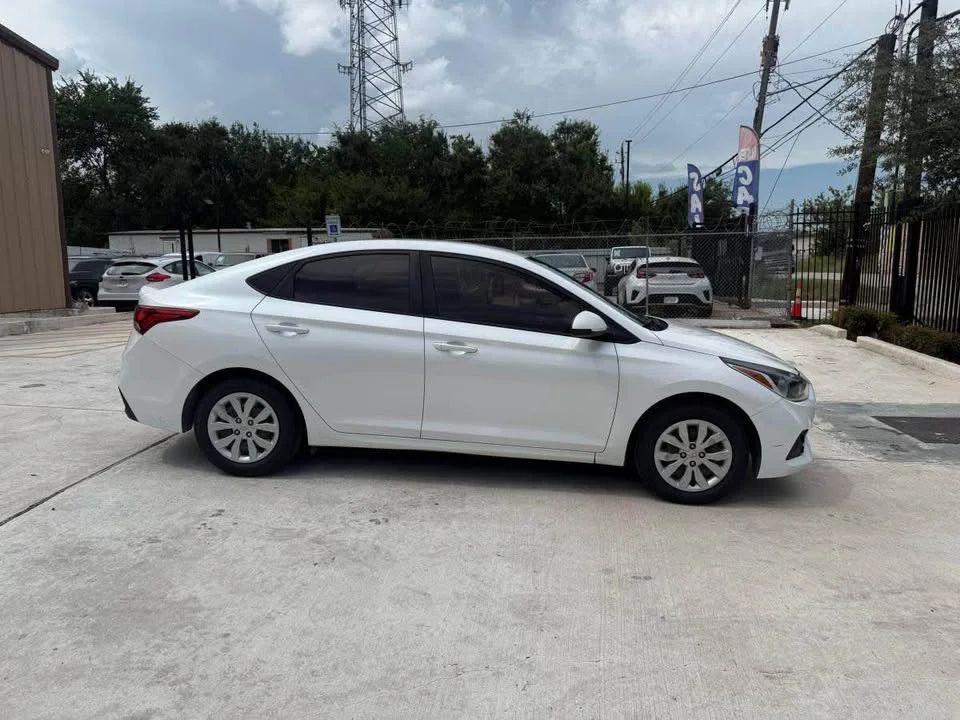 Hyundai Accent - Image 2