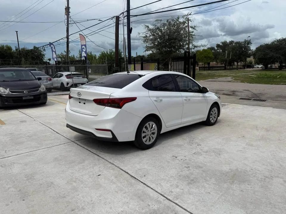 Hyundai Accent - Image 3