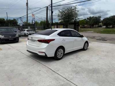 Hyundai Accent - Image 3