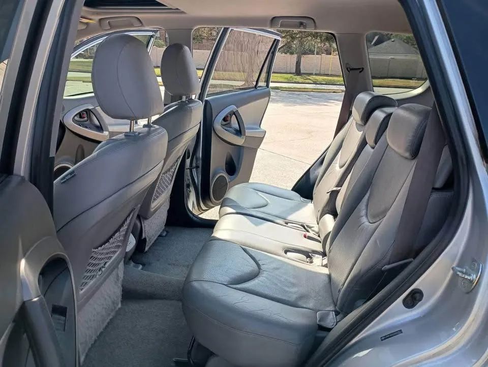 Toyota RAV4 - Image 8