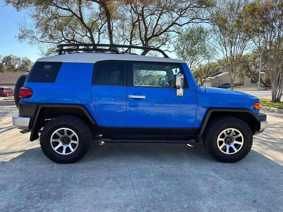 Toyota FJ Cruiser - Image 6