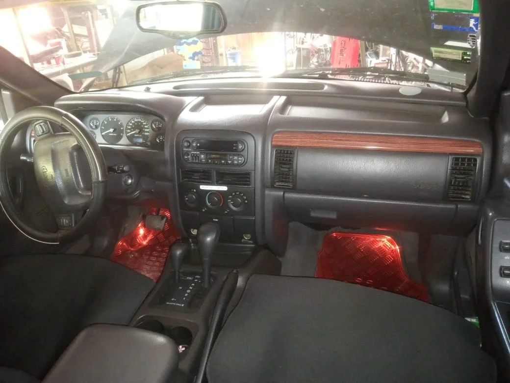 Jeep Cherokee Laredo - Image 4