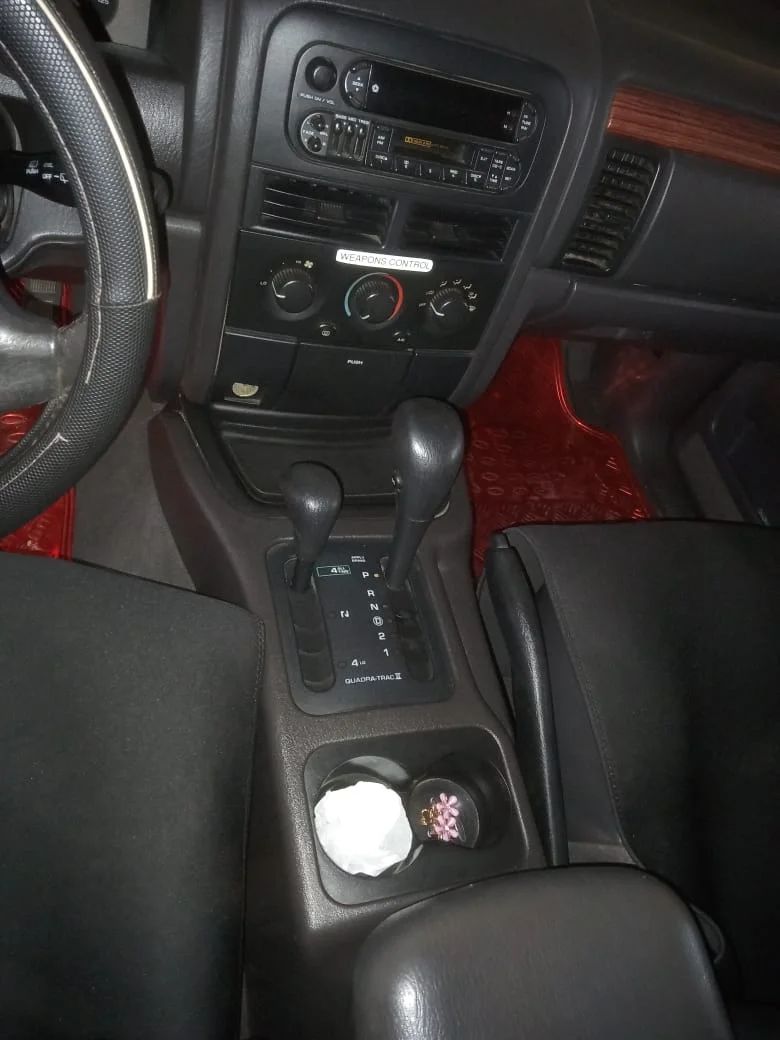 Jeep Cherokee Laredo - Image 5