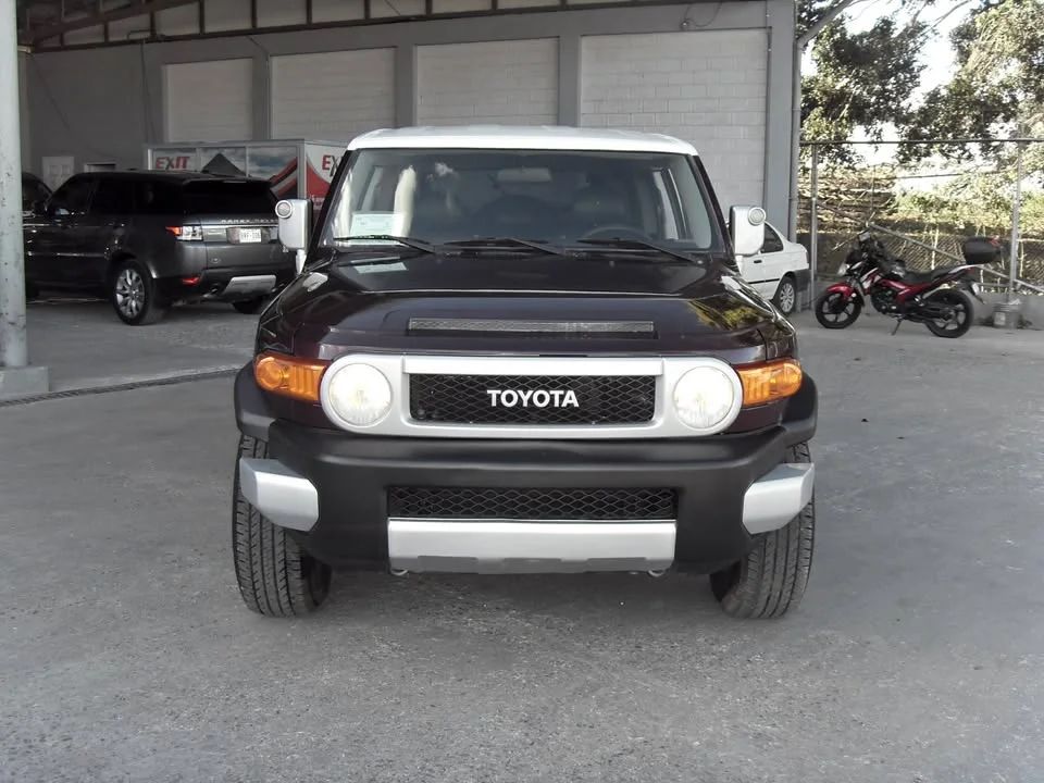 Toyota FJ Cruiser - Image 1