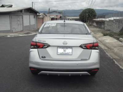 Nissan Versa - Image 4