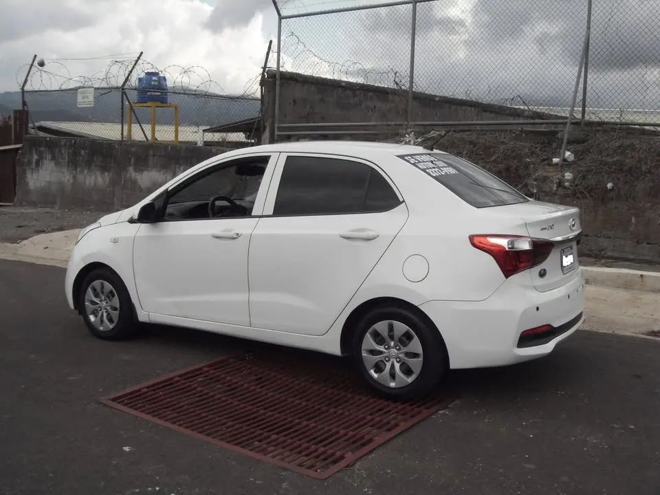 Hyundai Grand i10 Sedan - Image 4