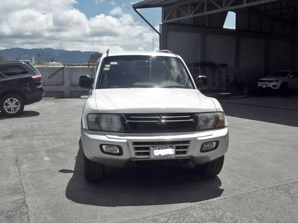 Mitsubishi Montero XLS - Image 1