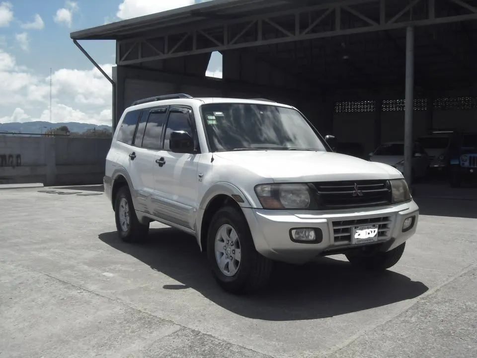 Mitsubishi Montero XLS - Image 2