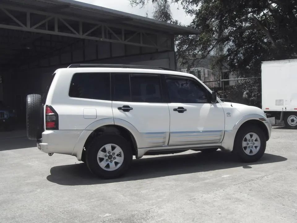 Mitsubishi Montero XLS - Image 4