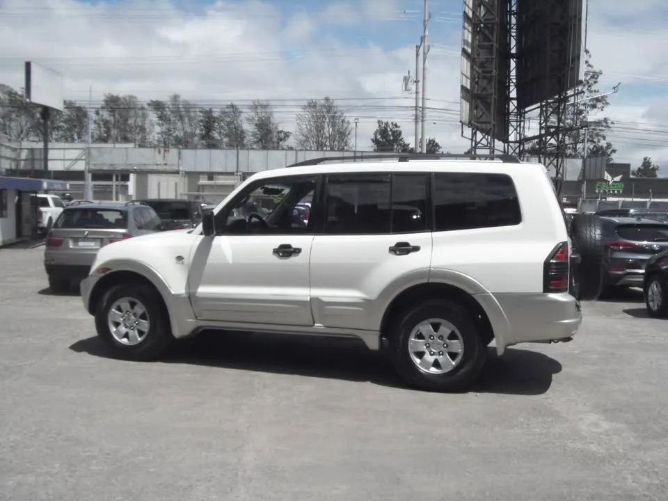 Mitsubishi Montero XLS - Image 8