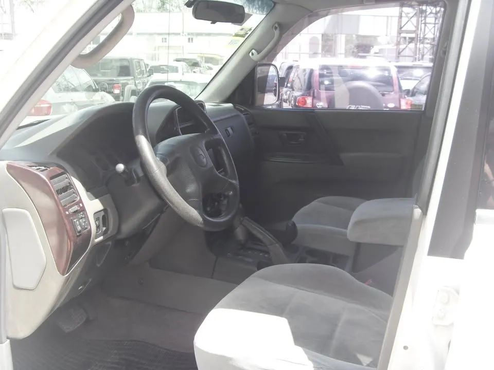 Mitsubishi Montero XLS - Image 10