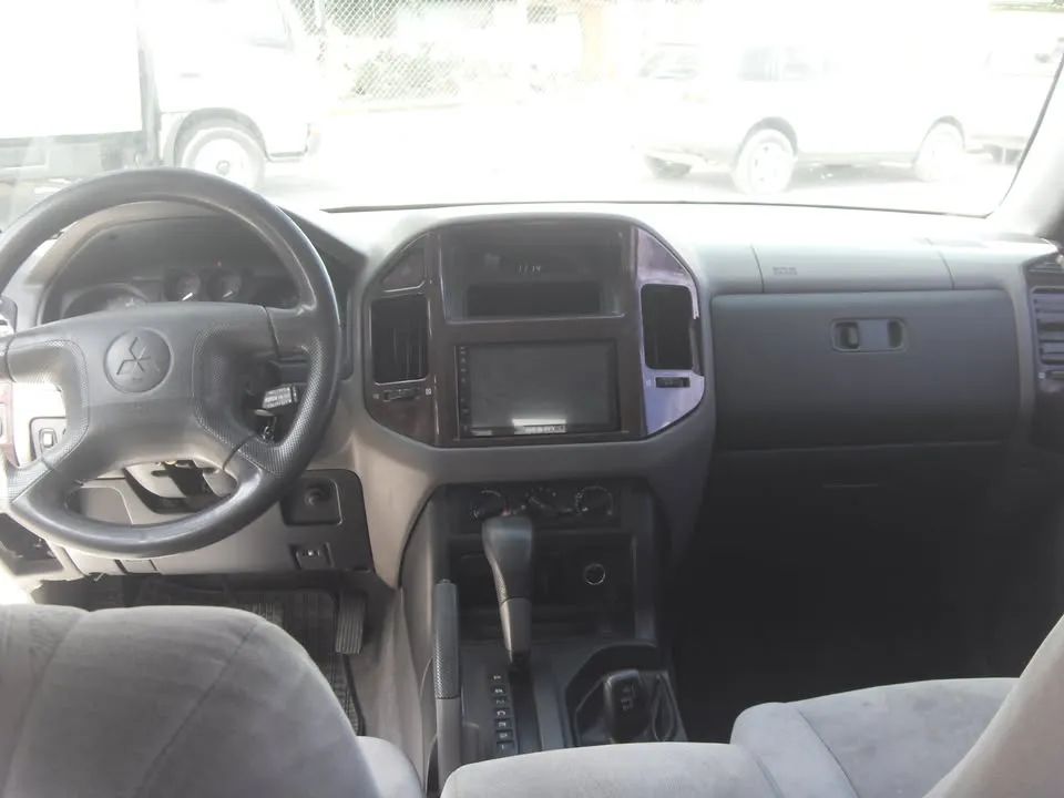 Mitsubishi Montero XLS - Image 11