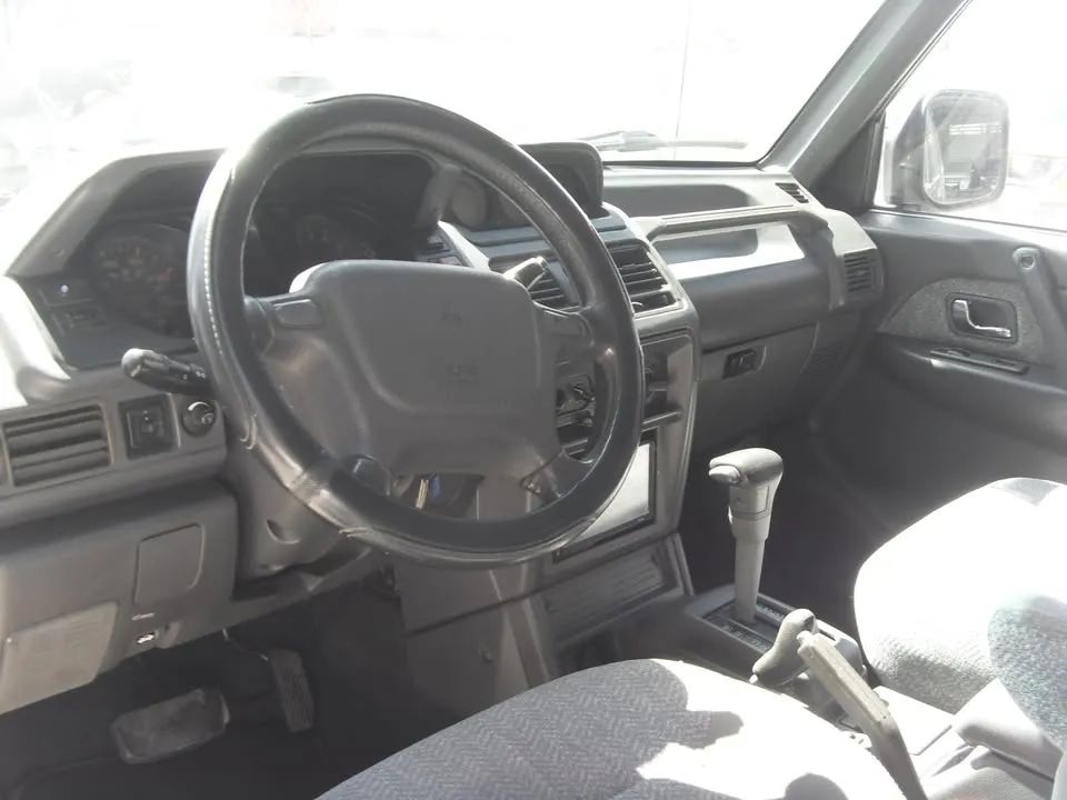 Mitsubishi Montero SR - Image 10