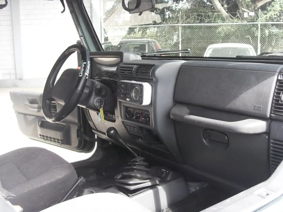 Jeep Wrangler - Image 13