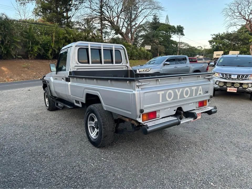 Toyota Land Cruiser - Image 6