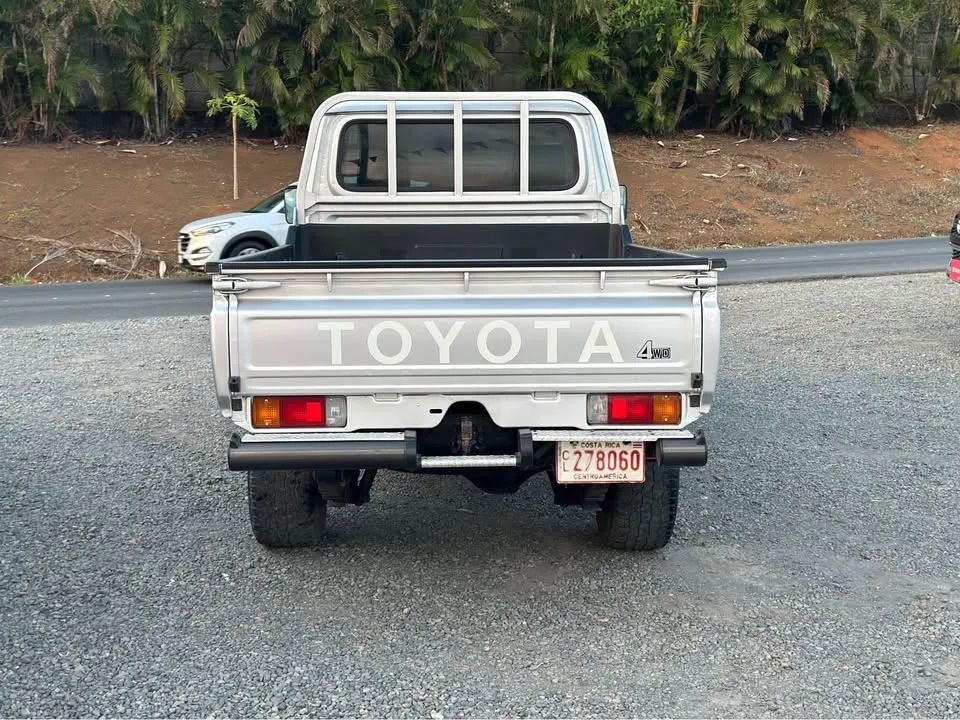 Toyota Land Cruiser - Image 9