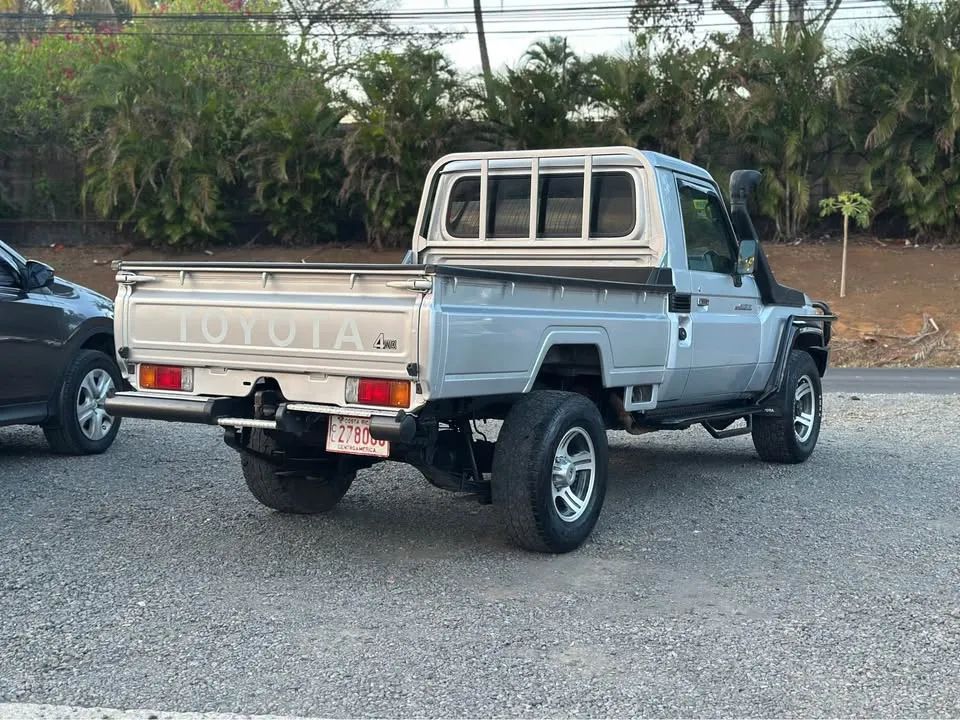 Toyota Land Cruiser - Image 10