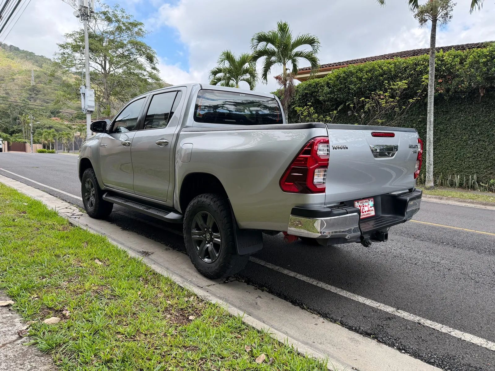 Toyota Hilux SRV - Image 2