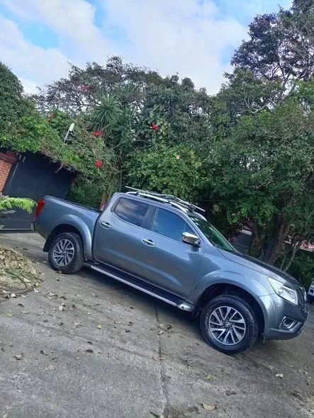 Nissan Frontier LE - Image 1