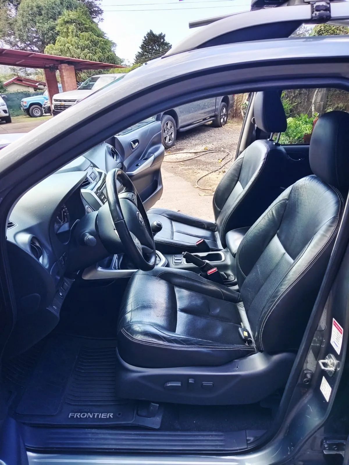 Nissan Frontier LE - Image 5