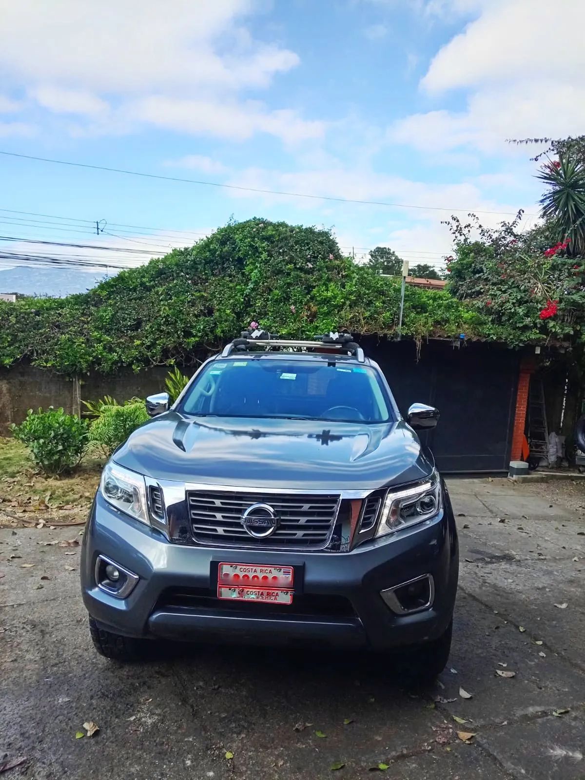 Nissan Frontier LE - Image 8