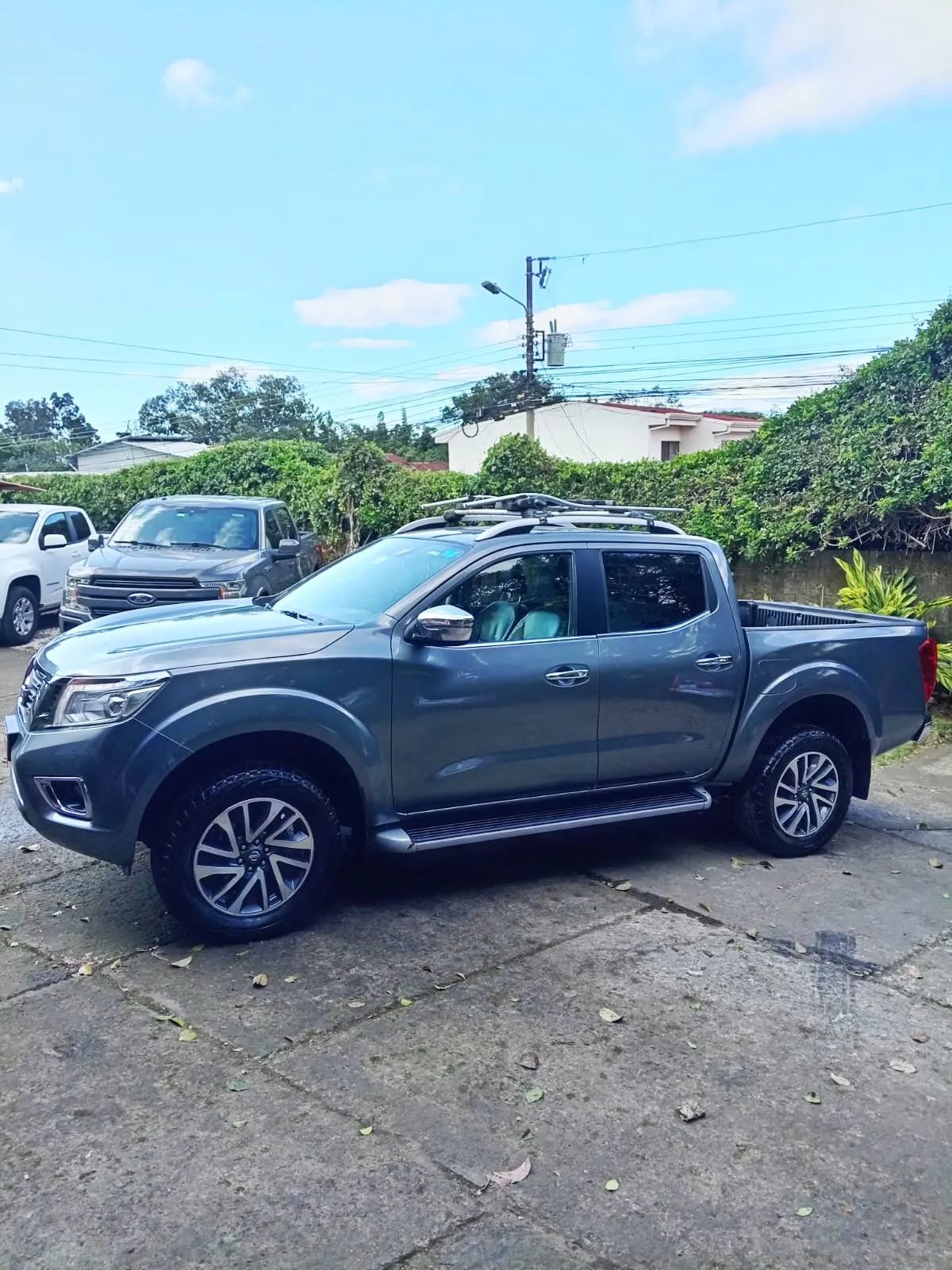 Nissan Frontier LE - Image 10