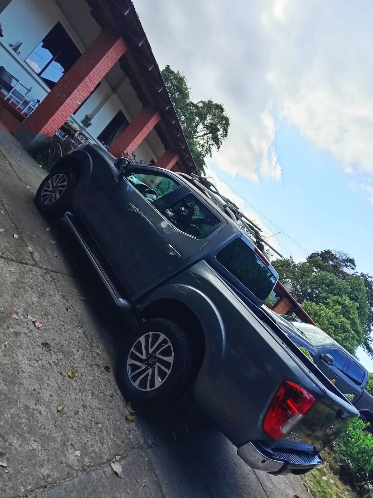 Nissan Frontier LE - Image 12