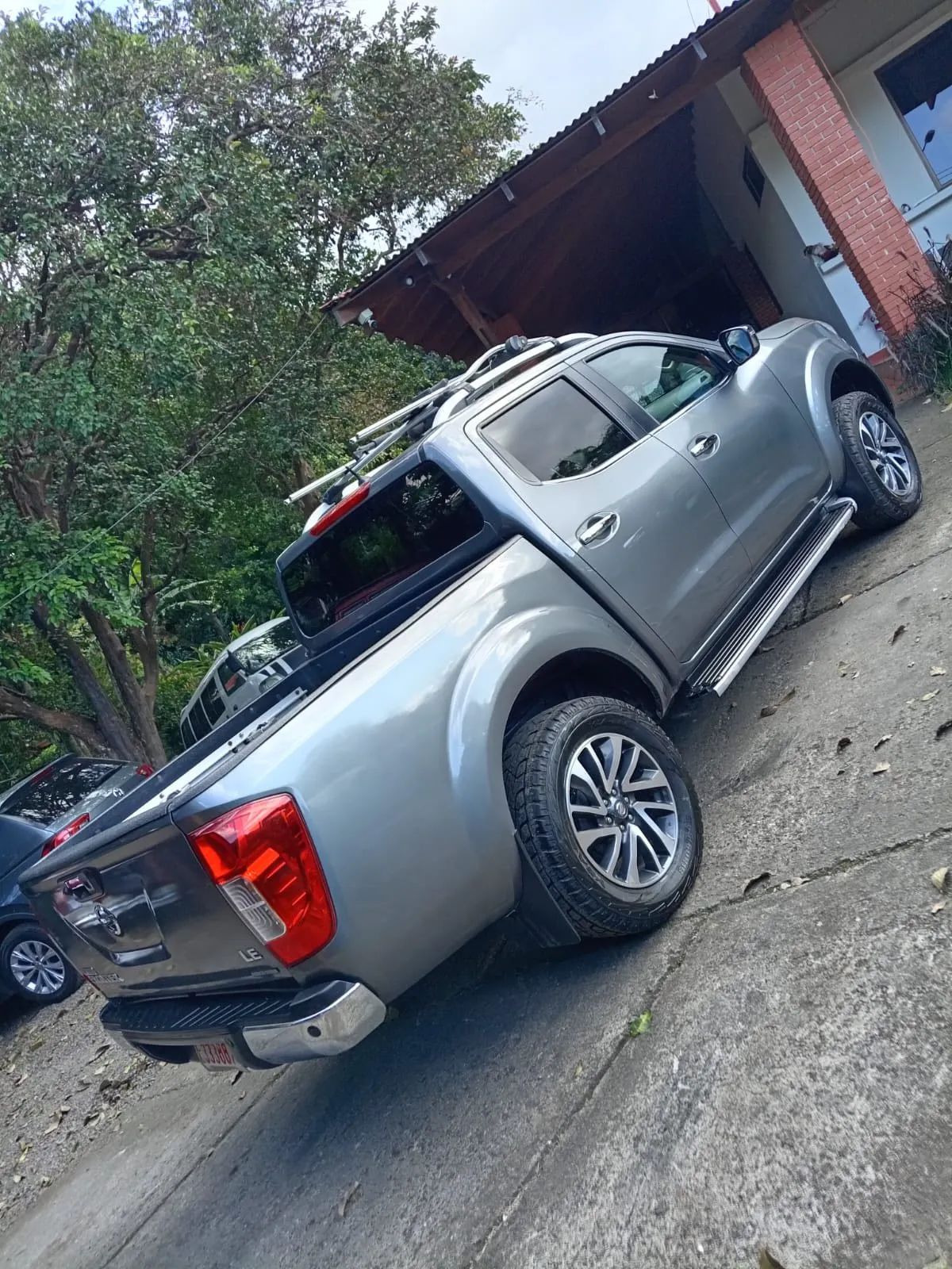 Nissan Frontier LE - Image 13