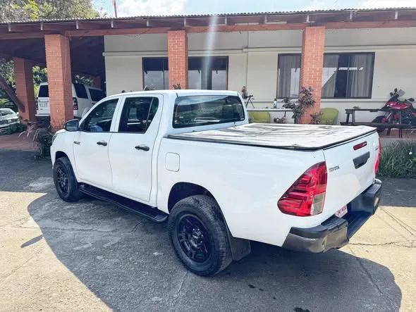 Toyota Hilux - Image 3