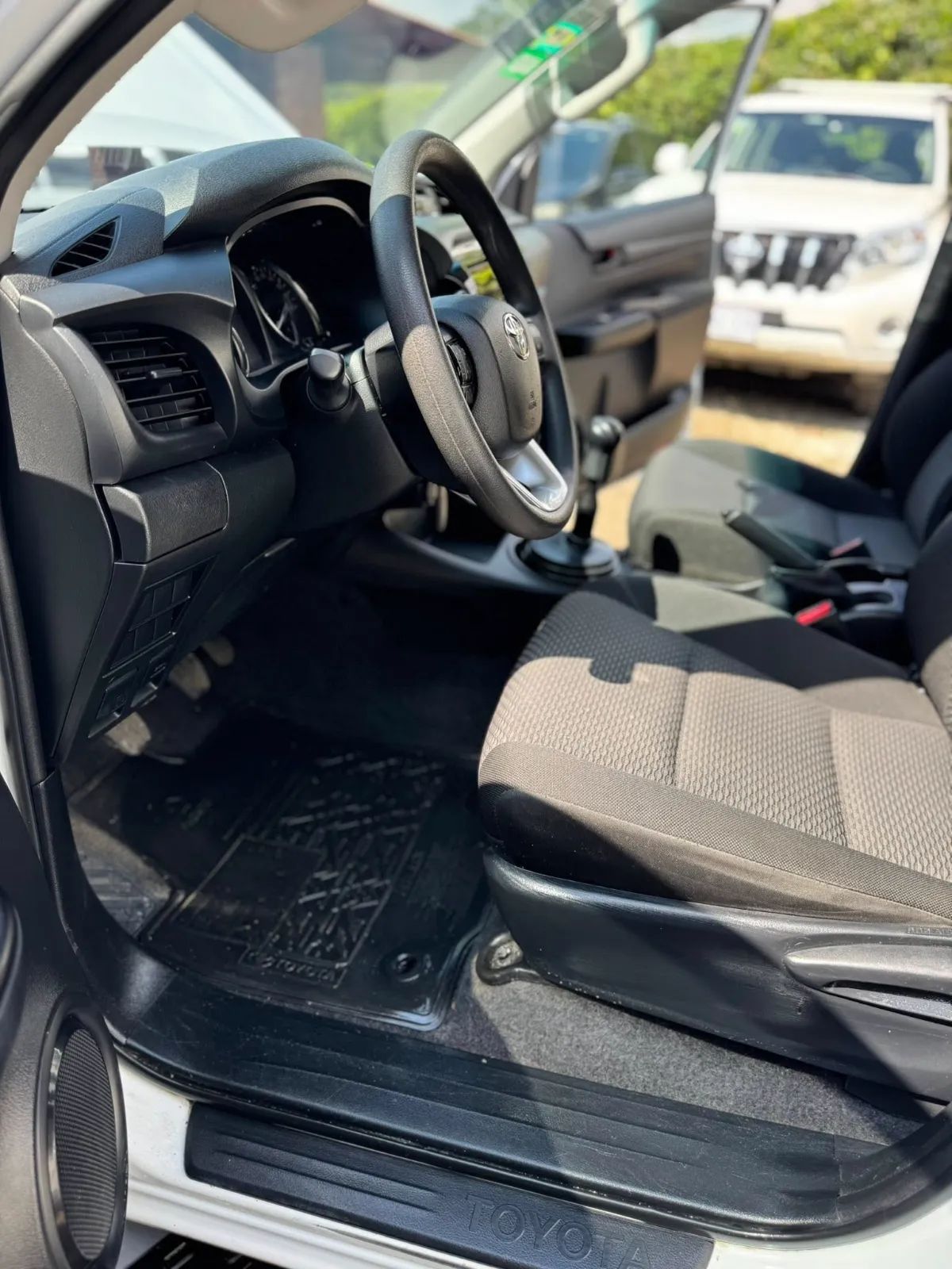 Toyota Hilux - Image 11