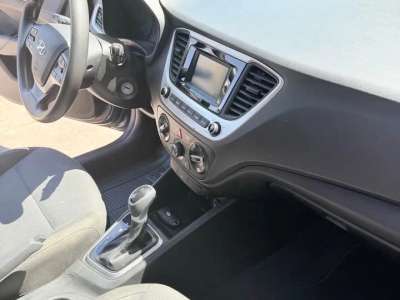 Hyundai Accent SE - Image 8