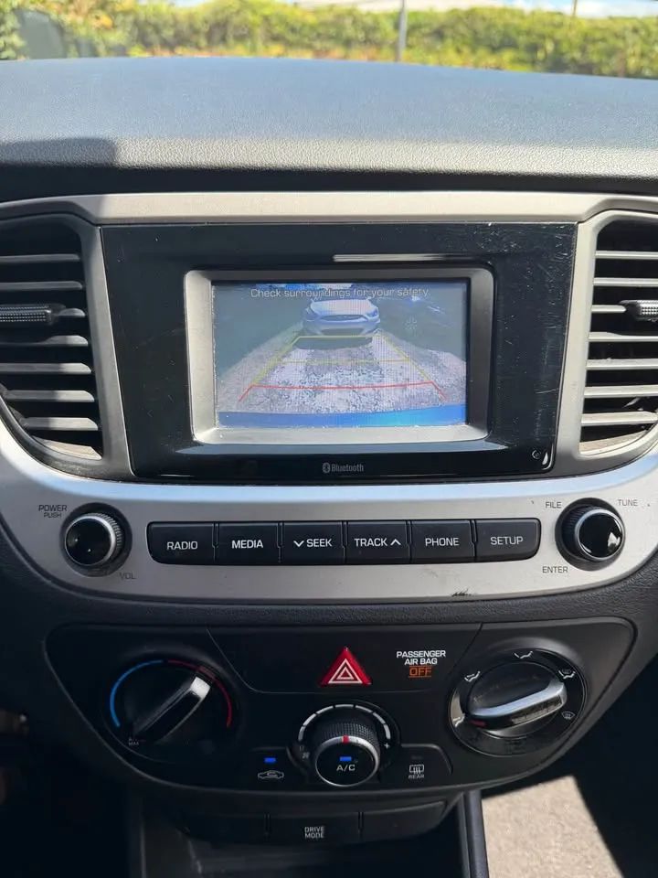 Hyundai Accent SE - Image 9
