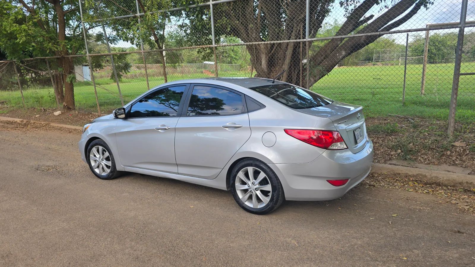 Hyundai Accent - Image 10
