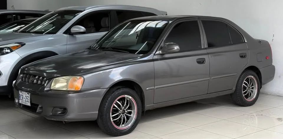 Hyundai Accent - Image 2