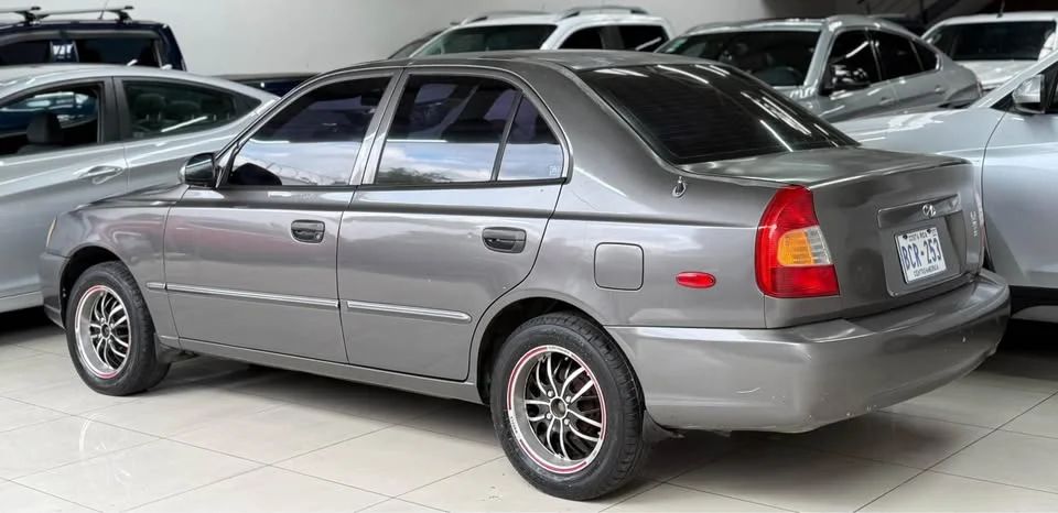 Hyundai Accent - Image 4