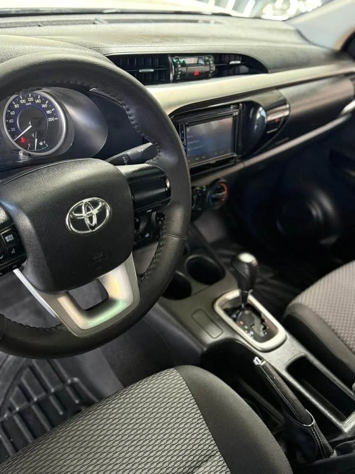 Toyota Hilux - Image 6